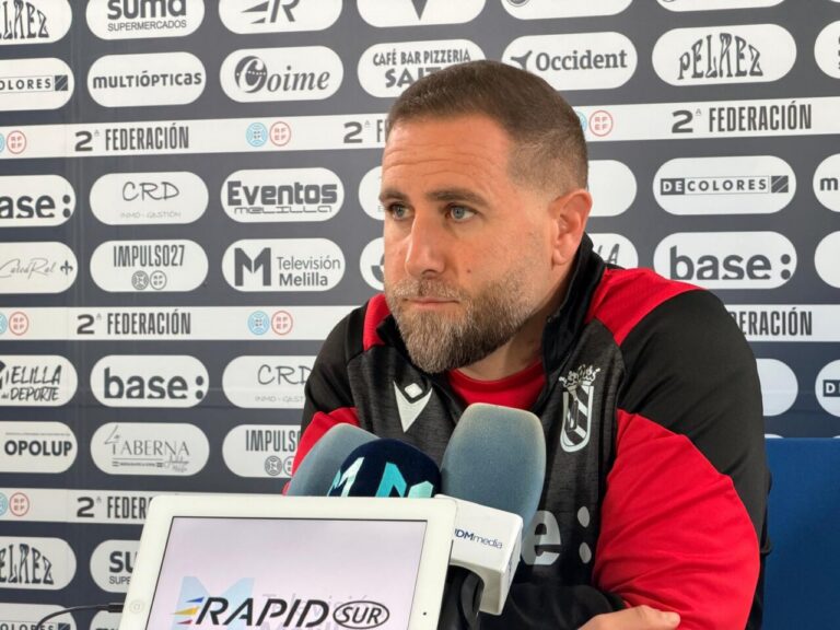 Javi Motos en conferencia de prensa antes del partido de la U.D. Melilla
