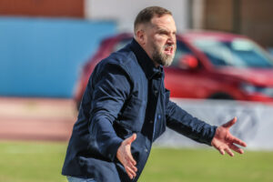 Entrenador Javi Motos dirigiendo a su equipo en un partido de fútbol