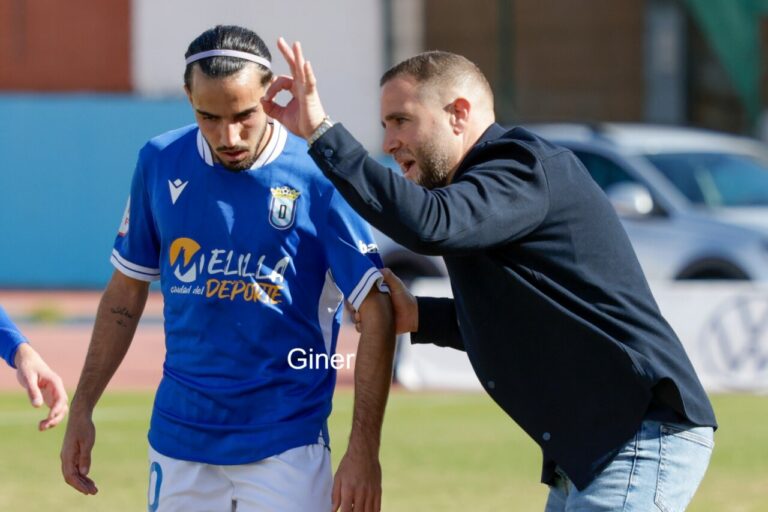 Entrenador Javi Motos dando instrucciones a un jugador de la U.D. Melilla