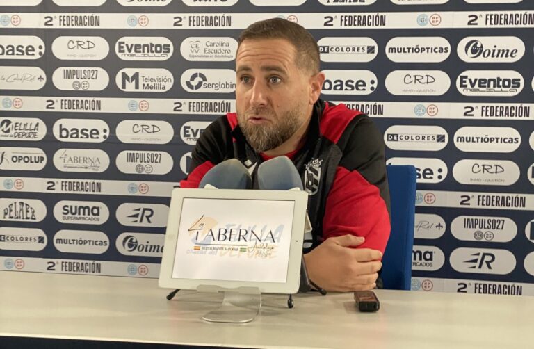 Javi Motos durante una conferencia de prensa sobre el partido de fútbol de la U.D. Melilla.