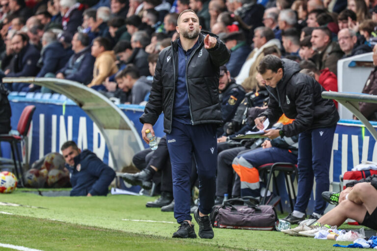 Javi Motos dirigiendo a su equipo en el Estadio de Linarejos durante un partido.
