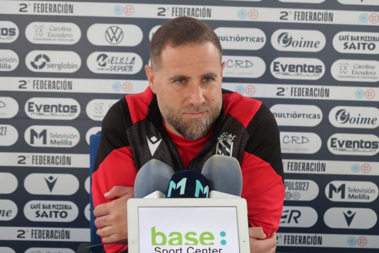 Entrenador Javi Motos en rueda de prensa analizando un partido