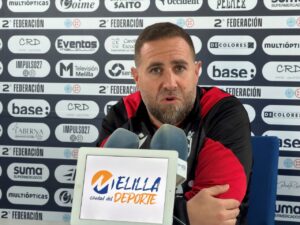 Javi Motos durante una rueda de prensa analizando un partido de fútbol