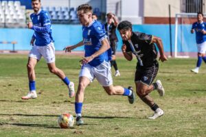 Javi Sola corriendo con el balón en un partido de fútbol