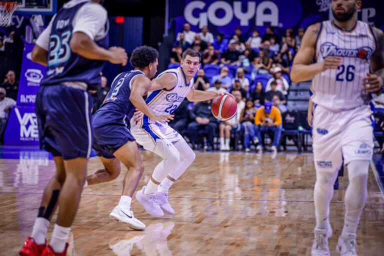 Javier Ezquerra jugando baloncesto con el equipo de Melilla