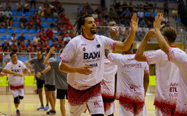 Jonas Zohore saludando a sus compañeros en el Melilla Baloncesto