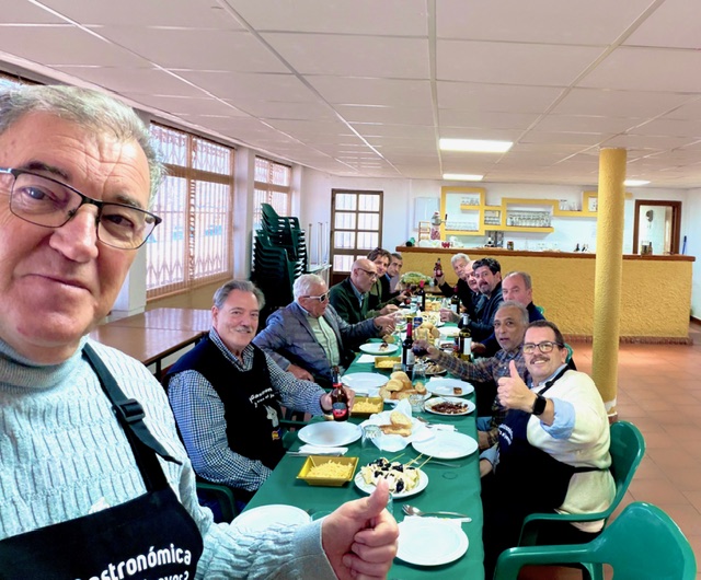 Grupo de personas disfrutando de una comida en la caseta de la Hípica
