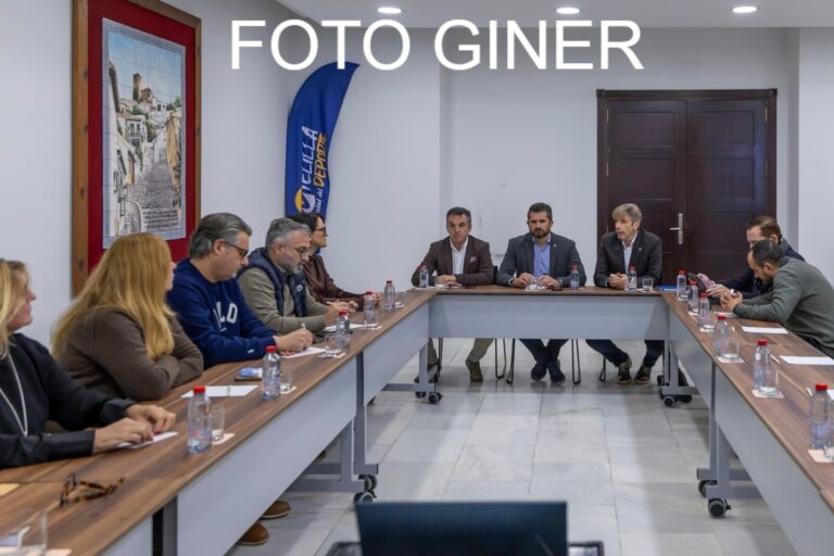Reunión de jornadas informativas sobre deporte en Melilla con varios participantes.
