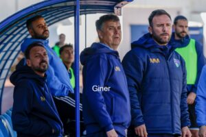 José Miguel Campos y su equipo en el banquillo durante un partido de fútbol