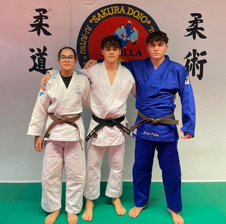 Tres judocas melillenses posando en el dojo antes de la competencia