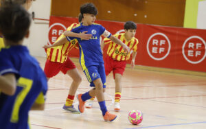 Jugadores de fútbol sala en un partido infantil en Melilla