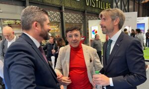 Reunión sobre los Juegos del Agua 2026 en Melilla con varios asistentes.