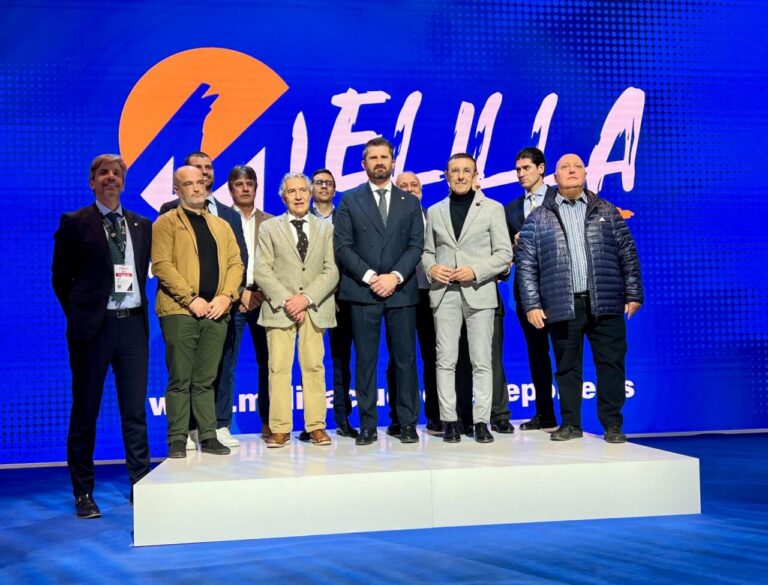 Grupo de personas en la presentación de los II Juegos del Agua en Melilla