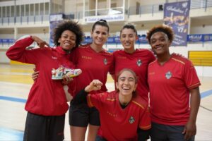 Jugadoras del Melilla Torreblanca C.F. posando en el pabellón