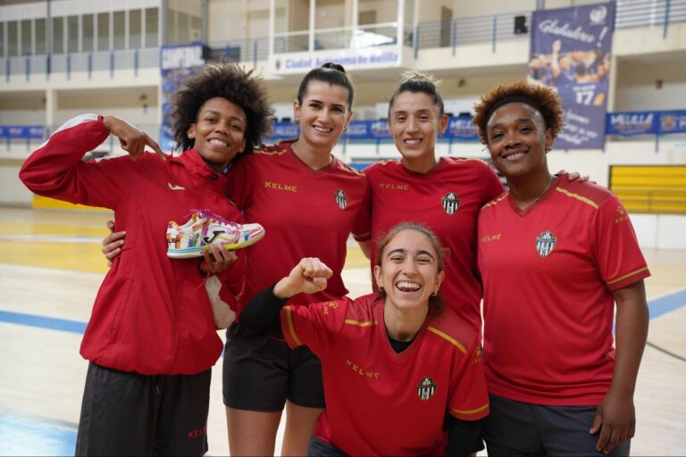 Jugadoras del Melilla Torreblanca C.F. posando en el pabellón