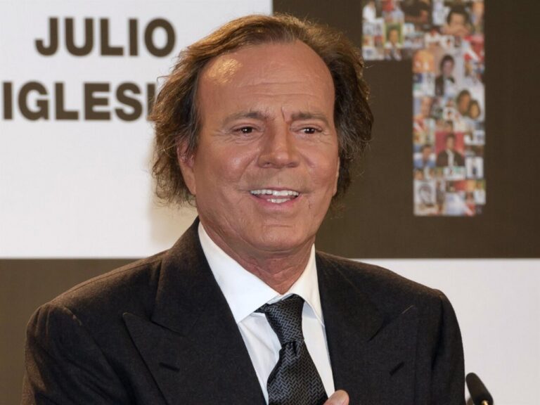 Julio Iglesias sonriente en un evento público reciente