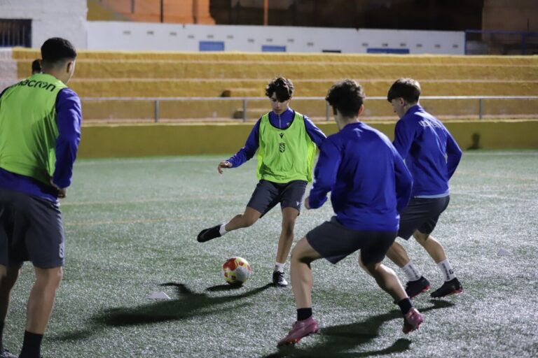 Jugadores juveniles de la U.D. Melilla entrenando en el campo