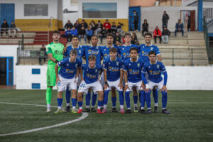 Equipo juvenil de la U.D. Melilla posando en el campo de fútbol