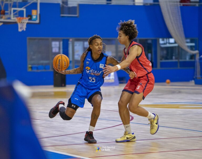 Dos jugadoras de baloncesto compiten en la cancha
