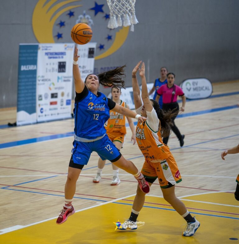 Jugadora de baloncesto lanzando a canasta durante un partido