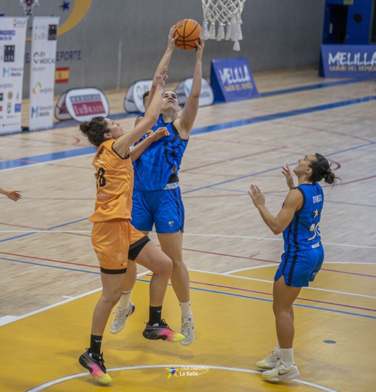 Jugadoras de baloncesto en acción durante un partido competitivo