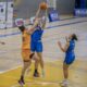 Jugadoras de baloncesto en acción durante un partido competitivo