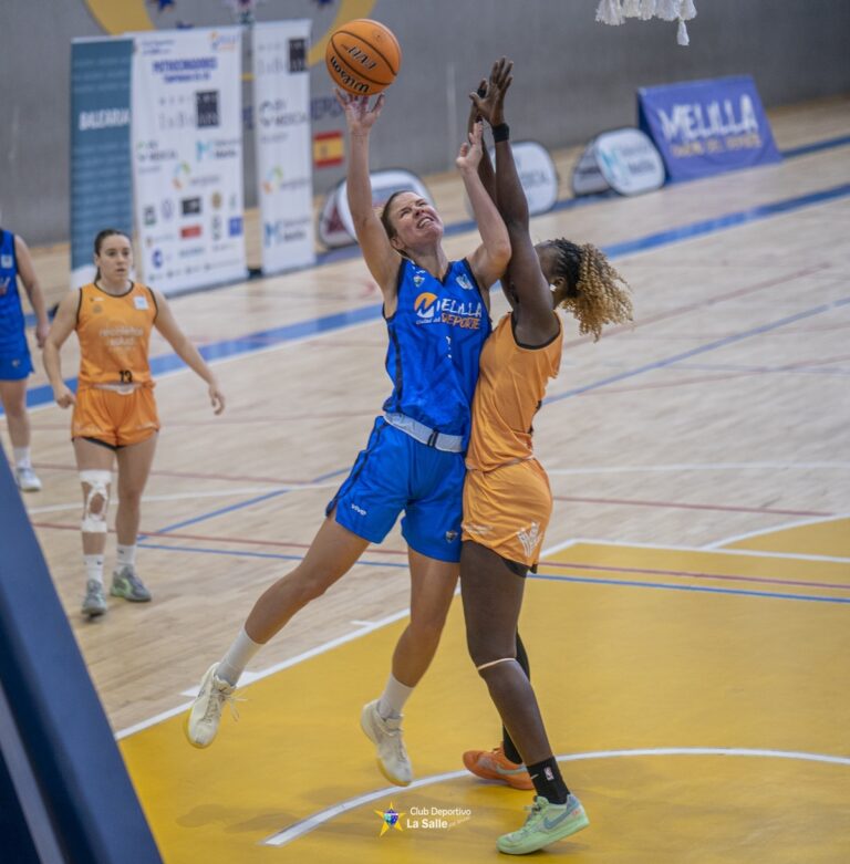 Jugadora del MCD La Salle lanzando a canasta en un partido de baloncesto