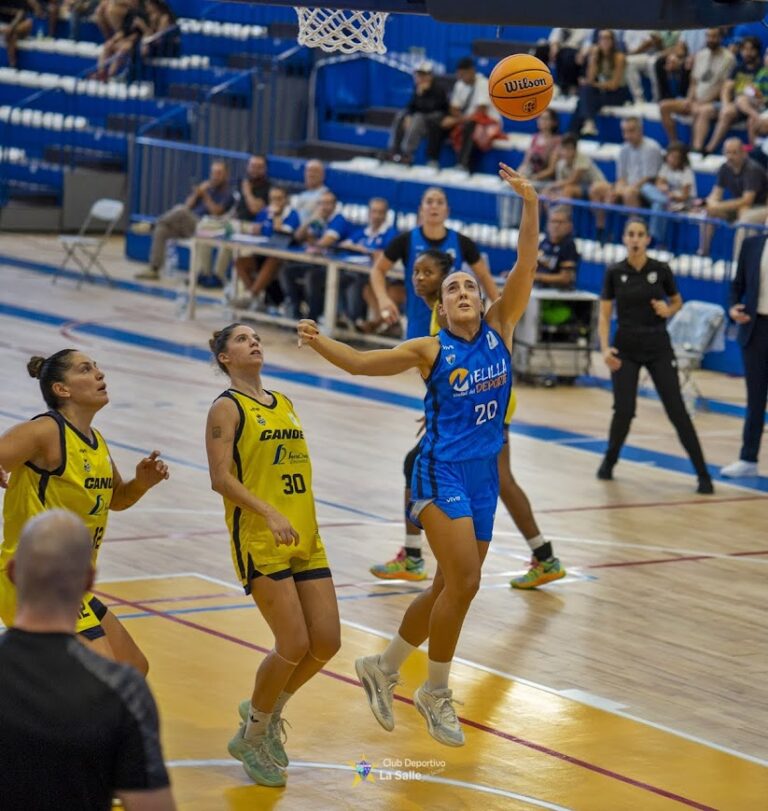 Jugadora del Melilla Ciudad del Deporte lanzando a canasta en un partido de baloncesto