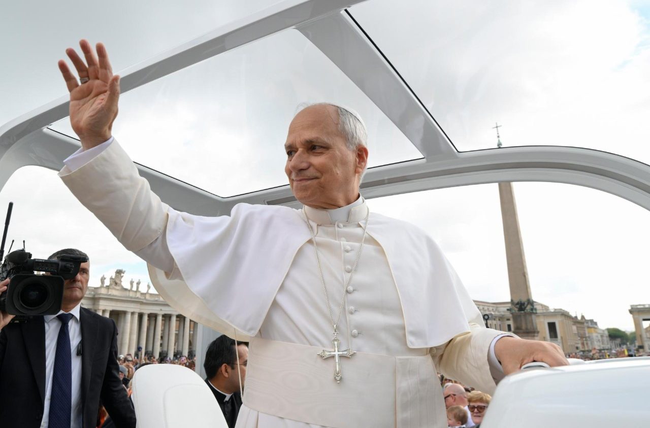 El Papa León XIV saludando durante un evento público