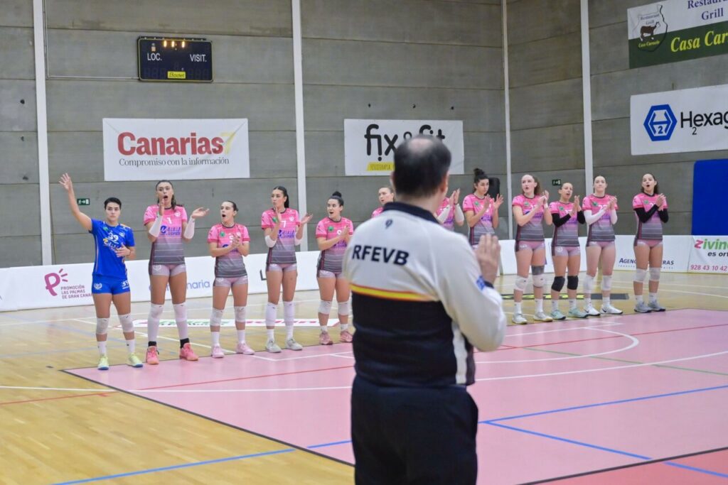 Jugadoras del Club Voleibol Melilla aplaudiendo tras el partido