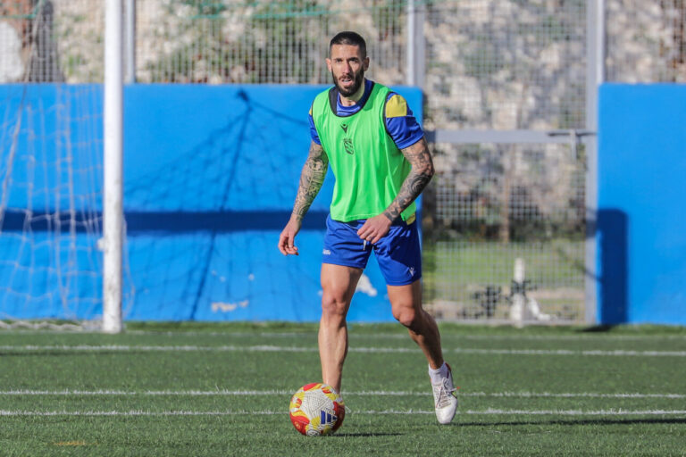 Manuel Castellano Castro entrenando con la U.D. Melilla en el campo de fútbol