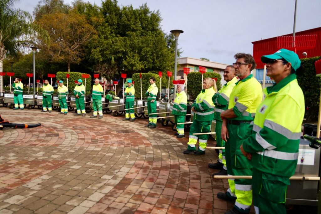 Trabajadores con carritos eléctricos de limpieza en un evento de presentación