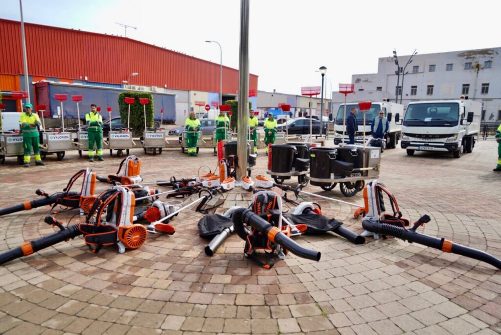 Carritos eléctricos y herramientas de limpieza en presentación pública.
