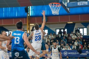 Jugadores de baloncesto en un partido entre Melilla y Cartagena