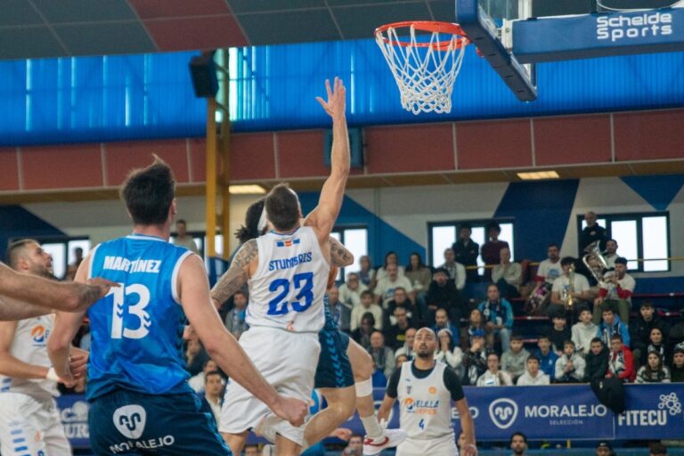 Jugadores de baloncesto en un partido entre Melilla y Cartagena