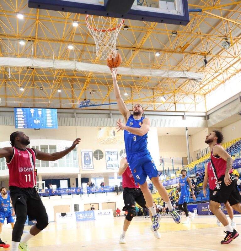 Jugador del Club Melilla Baloncesto lanzando a canasta en un partido