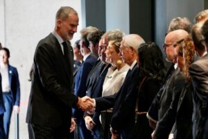 Los Reyes de España saludan al presidente de Melilla en FITUR