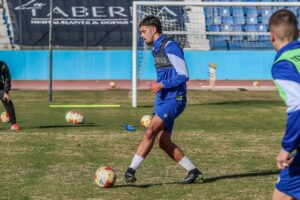 Luis Morales entrenando con la U.D. Melilla en el campo de fútbol
