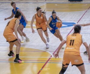 Jugadora de baloncesto en acción durante un partido