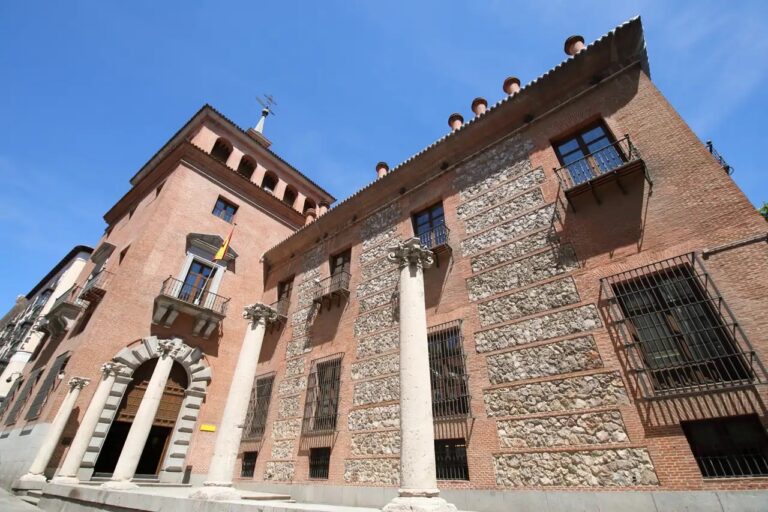 Vista de la Casa de las Siete Chimeneas en Madrid bajo un cielo azul