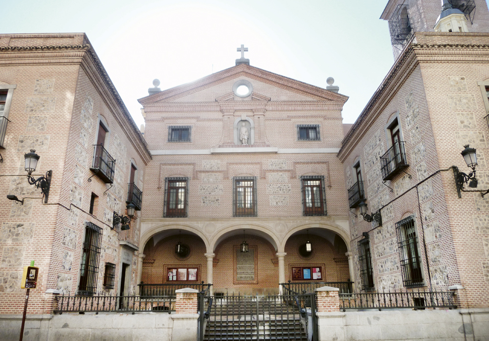 Vista de la Casa de las Siete Chimeneas y la Iglesia de San Ginés en Madrid