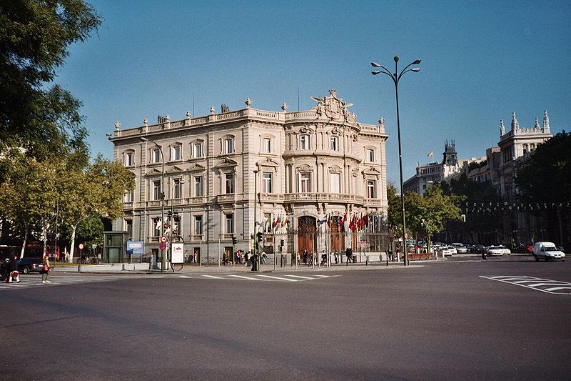 Edificio del Palacio de Linares en Madrid con bandera