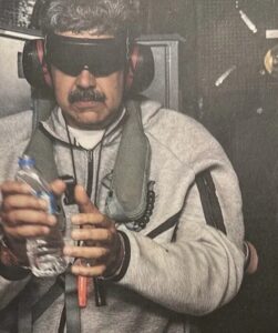 Nicolás Maduro con gafas oscuras y botella de agua en las manos