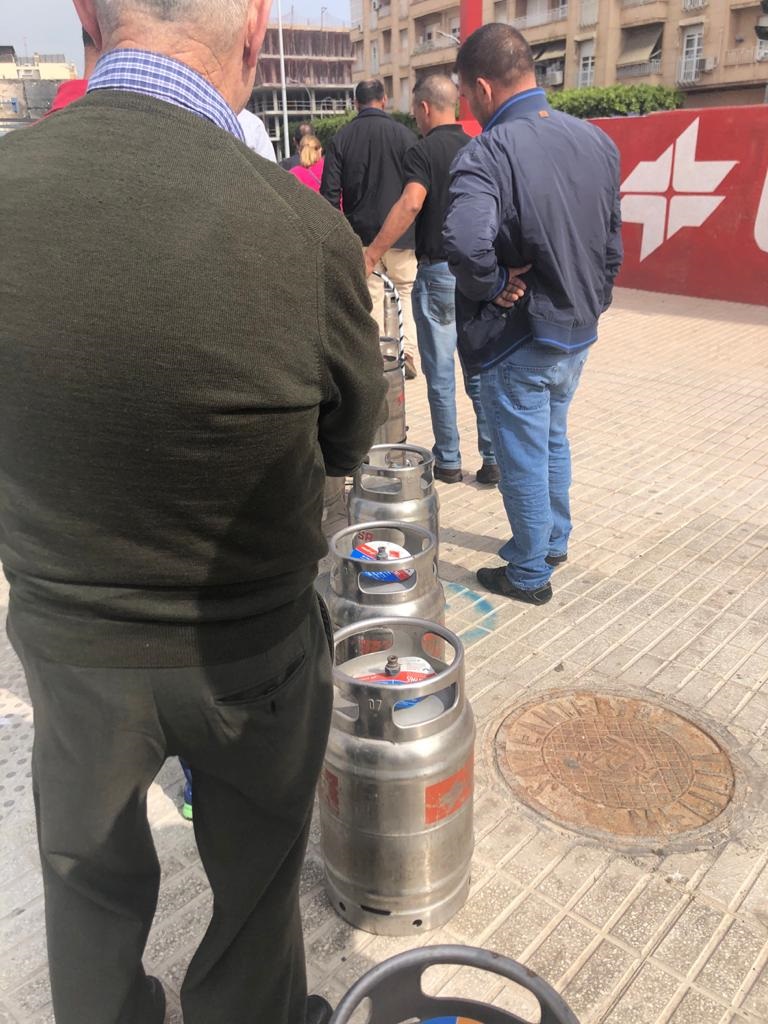 Cola de personas esperando para recibir bombonas de butano en Melilla