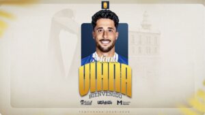 Manu Viana, nuevo jugador de la U.D. Melilla, posando para la foto