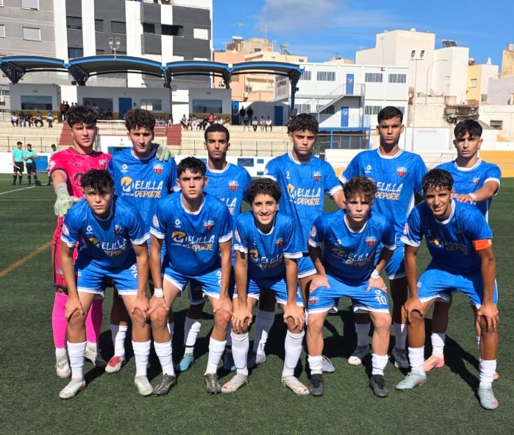 Equipo juvenil del MCD C.F. Rusadir posando en el campo de fútbol