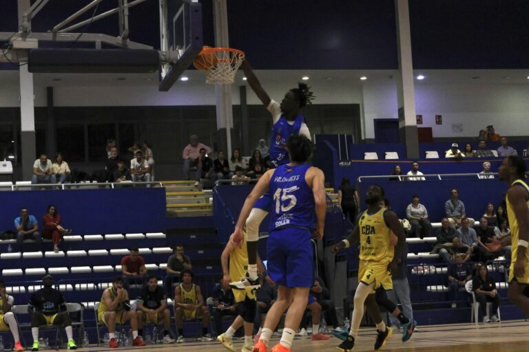 Jugador del MCD Enrique Soler realizando un mate en un partido de baloncesto