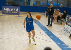 Jugadora del MCD La Salle Nacional con balón en partido de baloncesto