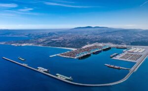 Vista aérea del megapuerto de Nador en Marruecos con barcos y contenedores.