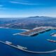 Vista aérea del megapuerto de Nador en Marruecos con barcos y contenedores.